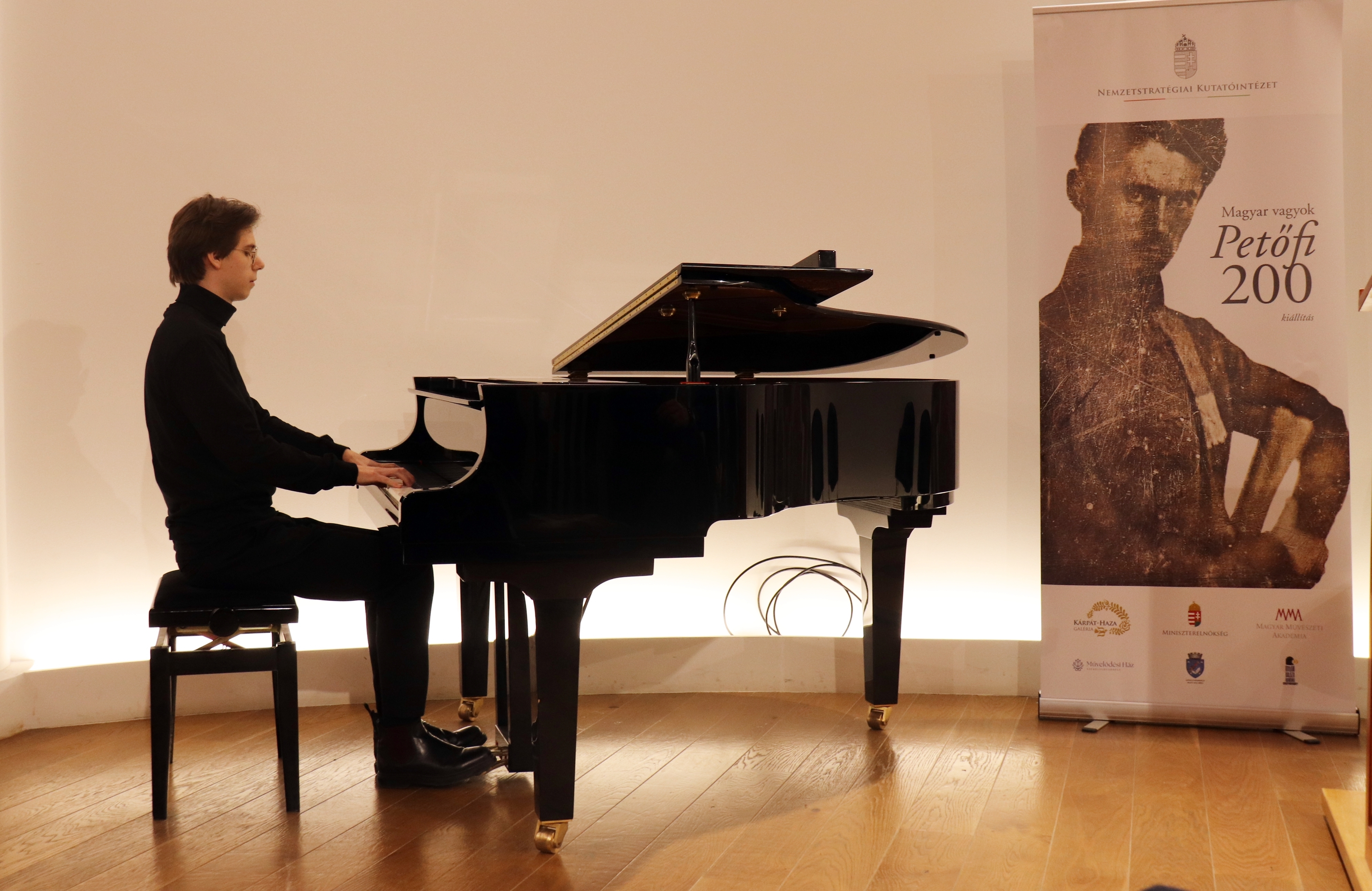 Lucas Kohl ifjú zongoraművész Liszt-művekkel tisztelgett Petőfi Sándor emléke előtt (Pataki-fotó)