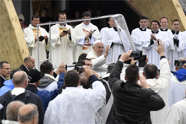 Szakadó esőben várják a csíksomlyói hegynyeregben Ferenc pápa érkezését