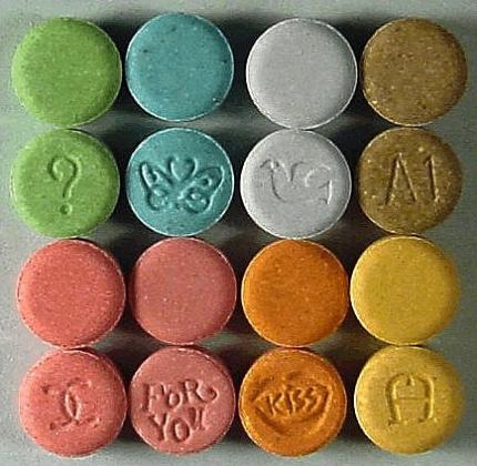 Házkutatások extasy-tabletta árusoknál