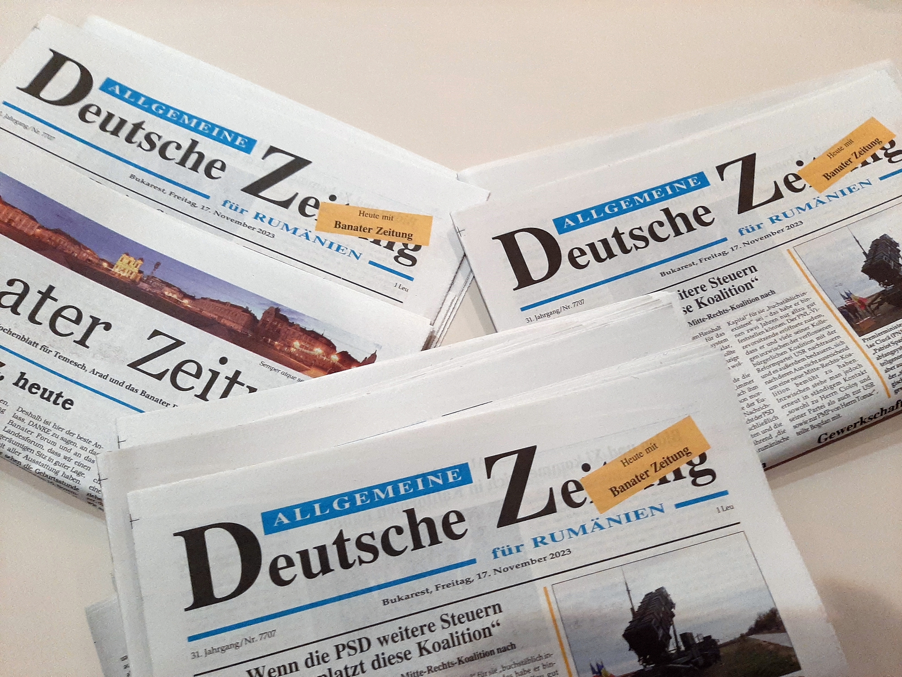 A Banater Zeitung jubileumi különkiadása, az ADZ mellékleteként (Pataki-fotó)