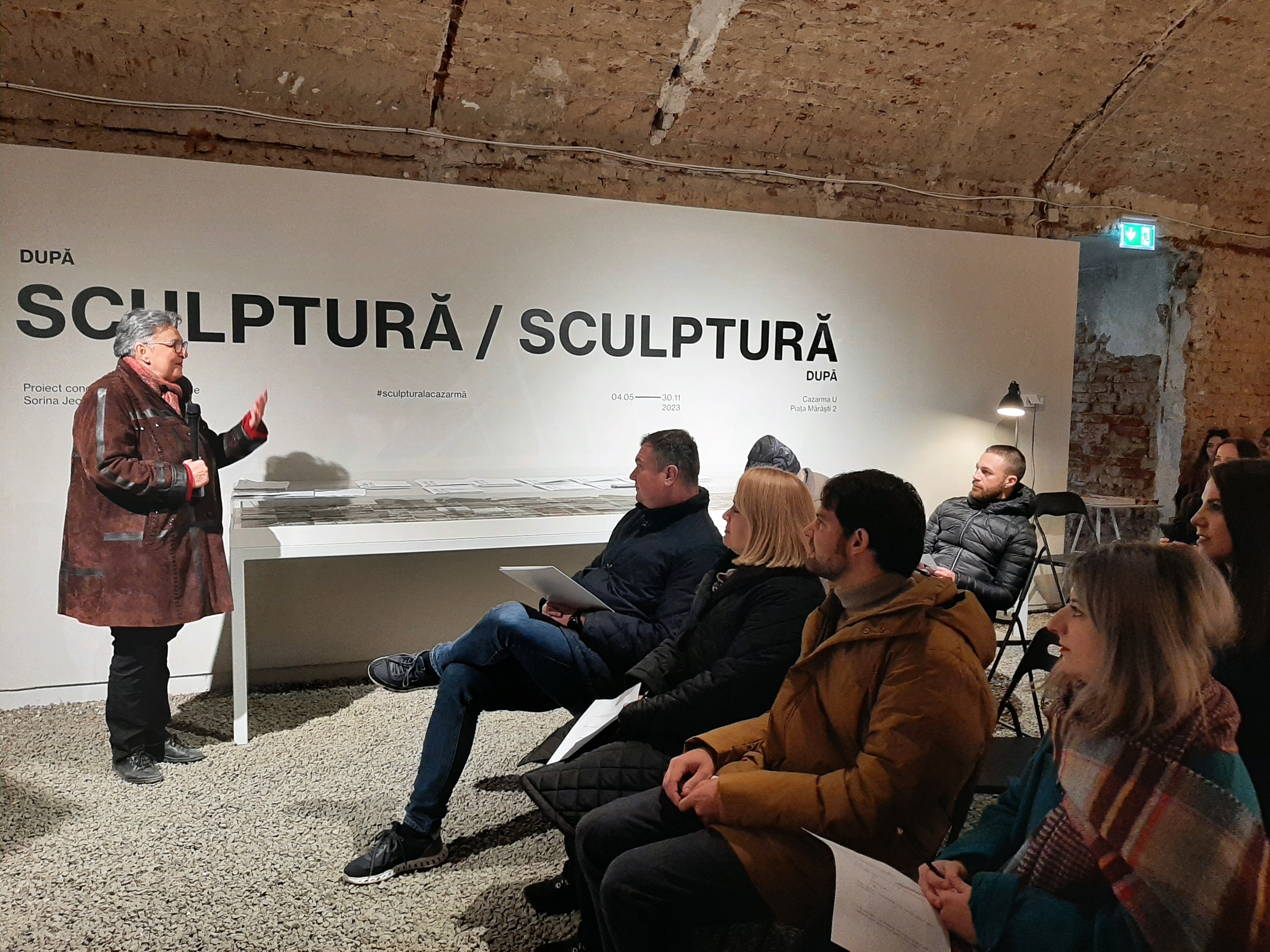 Sorina Jecza (Interart Triade Alapítvány) beszámol a szobrászati projekt tapasztalatairól (Pataki-fotó)