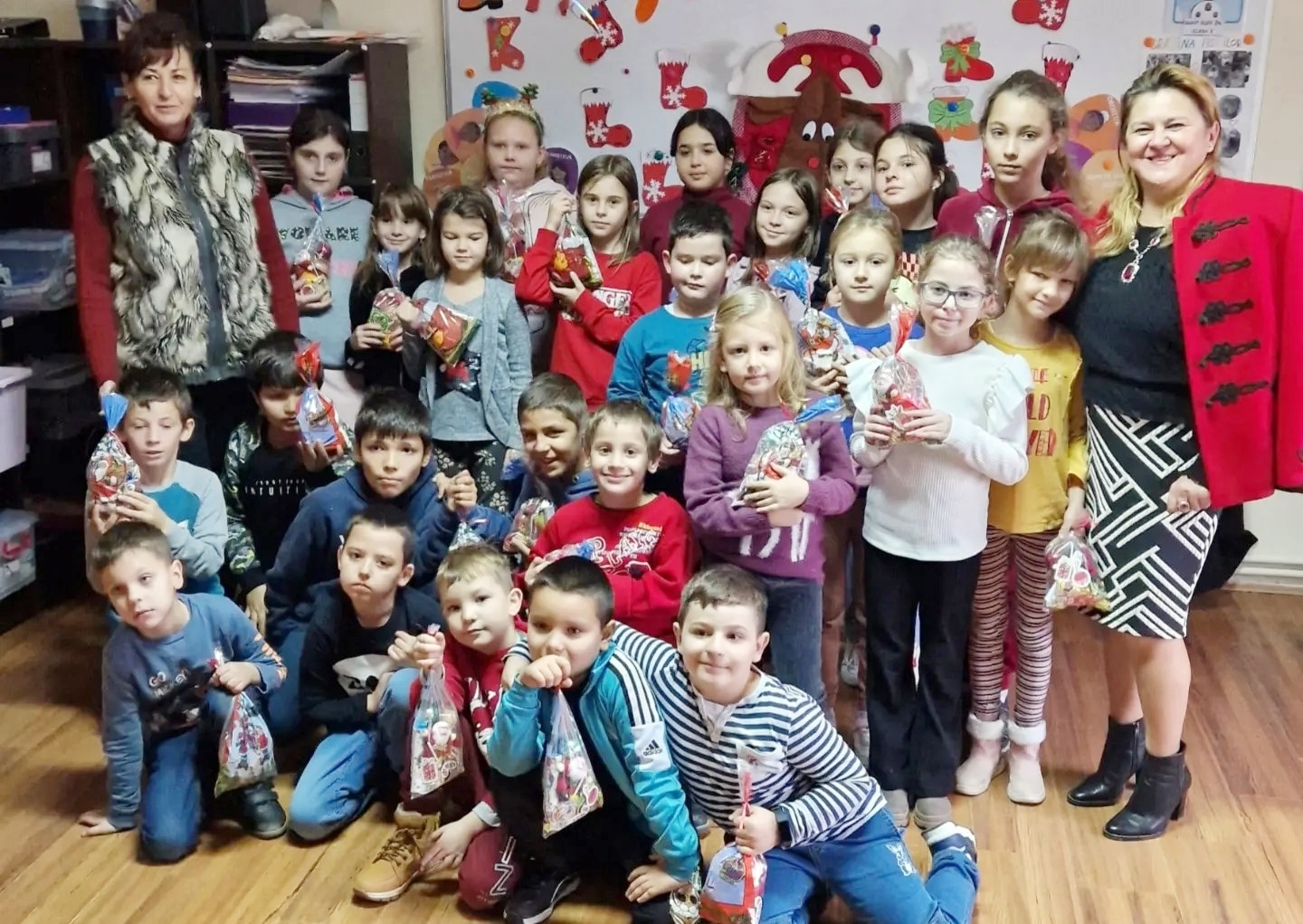 A gyerekek mindenütt nagyon örültek a Mikulás ajándékainak    (Fotó: facebook.com)