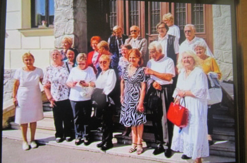 A 70 évesek a Csiky Gergely Főgimnázium lépcsőin készült fotó után a Jelen Házban megebédeltek, jól érezték magukat