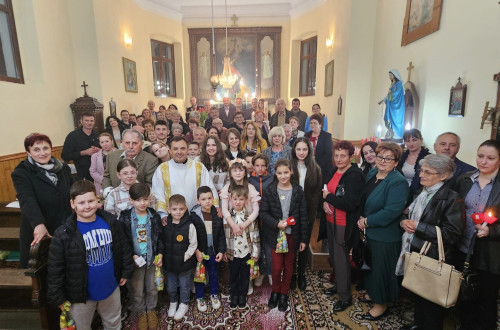 Kiss Mihály szerpap húsvétkor a borossebesi hívekkel, akiknek magyarul és románul celebrálta a szentmisét